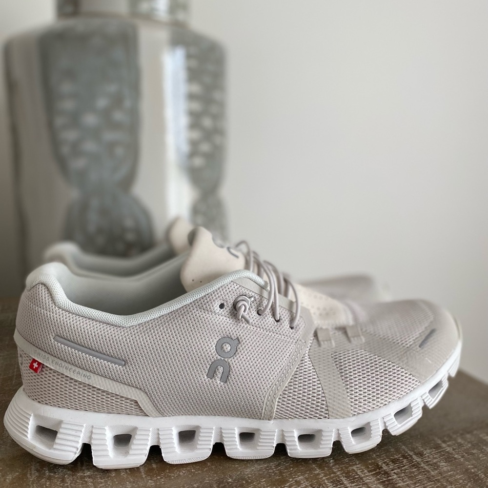 On Cloud Shoes Womens 9.5 Cloud 5 cream/white Running Lace Up Jog Exercise Gym